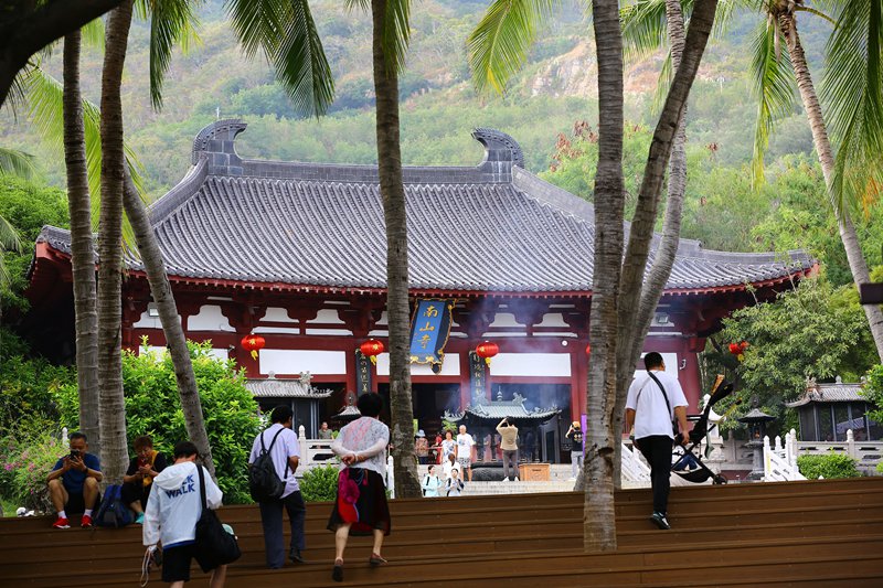 初冬时节，游客在三亚南山文化旅游区游览