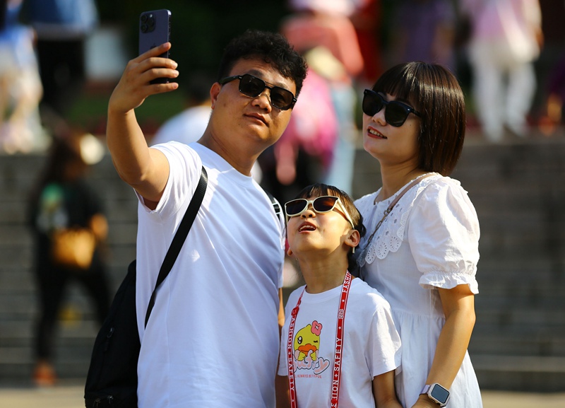 家长带着孩子在三亚南山文化旅游区游览