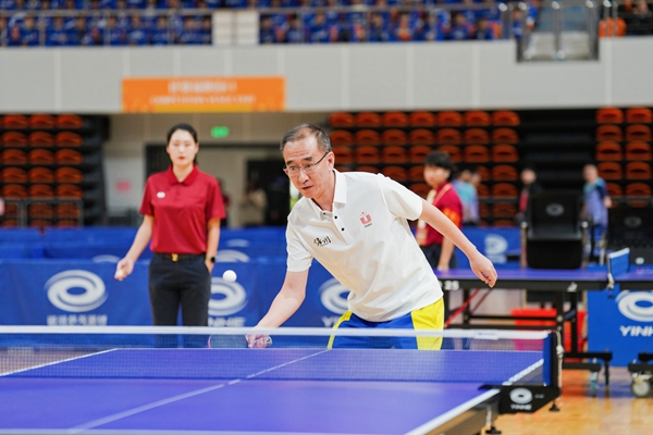 乒乓球世界冠军丁松为大赛开球。儋州旅文局供图