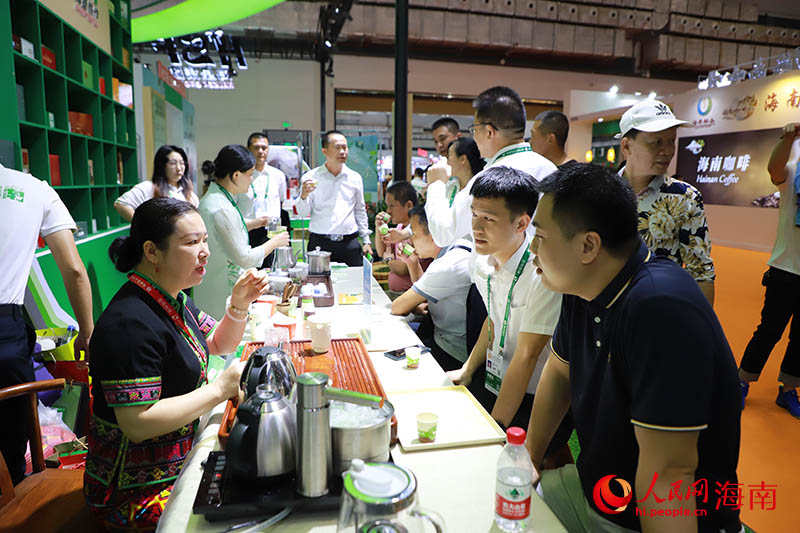 观展观众现场品尝了解海南农垦茶叶产品。人民网记者 牛良玉摄