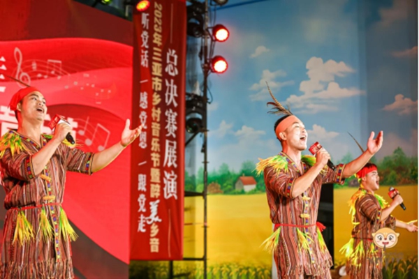 来自三亚市天涯区分赛区的黎赛组合唱跳演绎黎族民歌《丰收歌》获第二名。