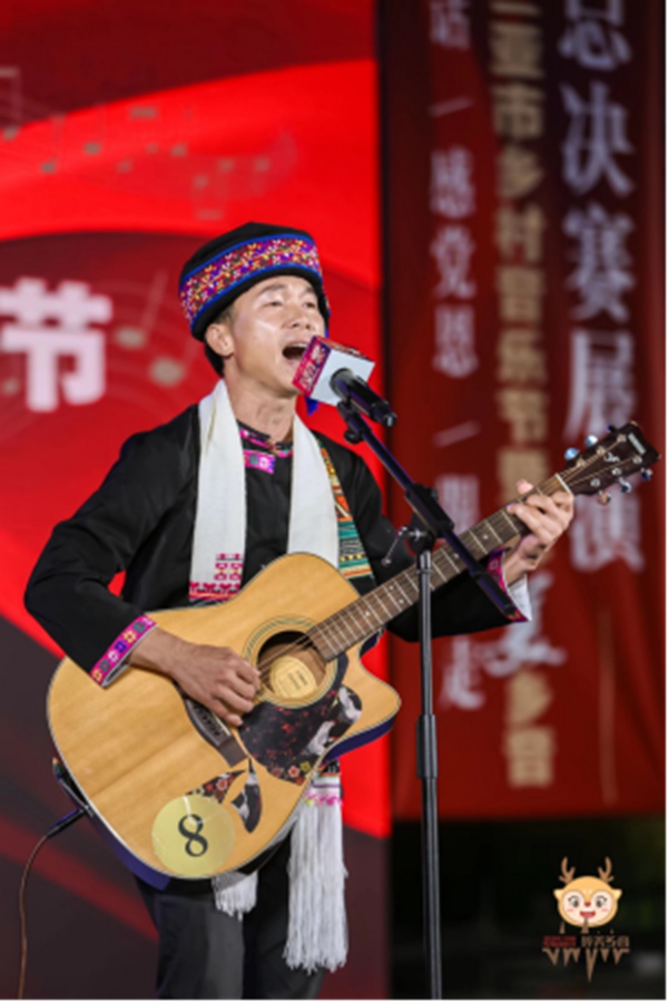 来自三亚市育才生态区的苗族小哥邓蝗荣吉他弹唱原创苗族民歌《苗家恋歌》获第三名。