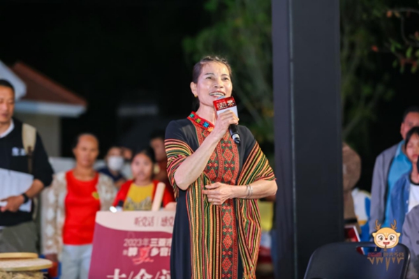 大众评审周彩萍是三亚市育才生态区马脚村委会那供三队村民，现场清唱黎族民歌《哥从哪里来》。