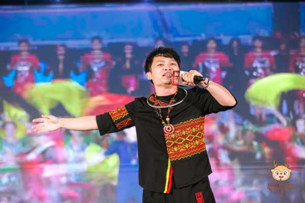 保亭黎族歌手阿侬子黎激情开场演唱黎族民歌《奔格内》《抓鱼歌》。