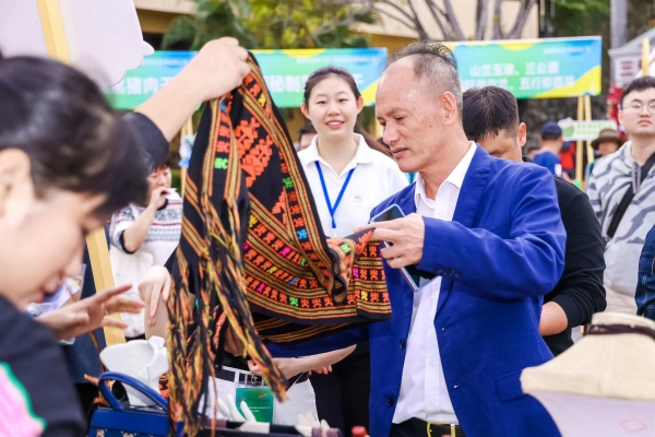 2023年“三亚经济圈乡村旅游伴手礼”产品上线会发布现场。