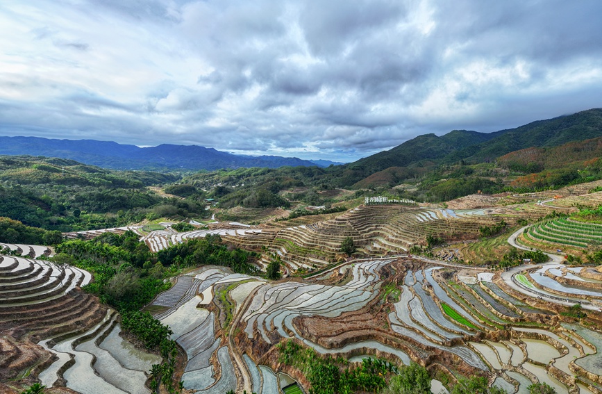 牙胡梯田，全年皆景，每年吸引着众多游客前来观赏和旅游。孟志军摄