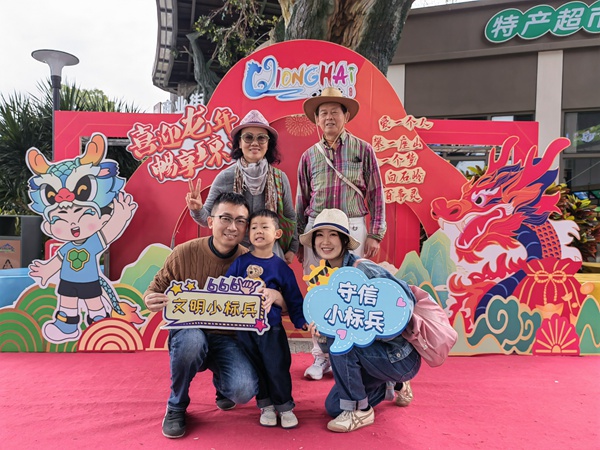 游客进行文明“打卡”。海南省旅游协会供图
