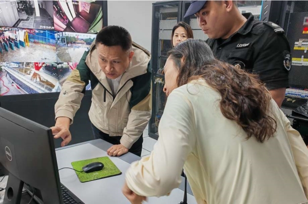 三亚市旅文局工作人员春节假期期间到各景区检查指导工作。