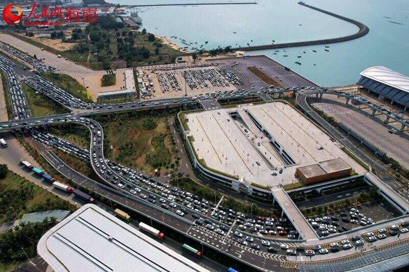 2月18日，海口新海港附近停车场等待上船的车辆。 人民网记者 孟凡盛摄