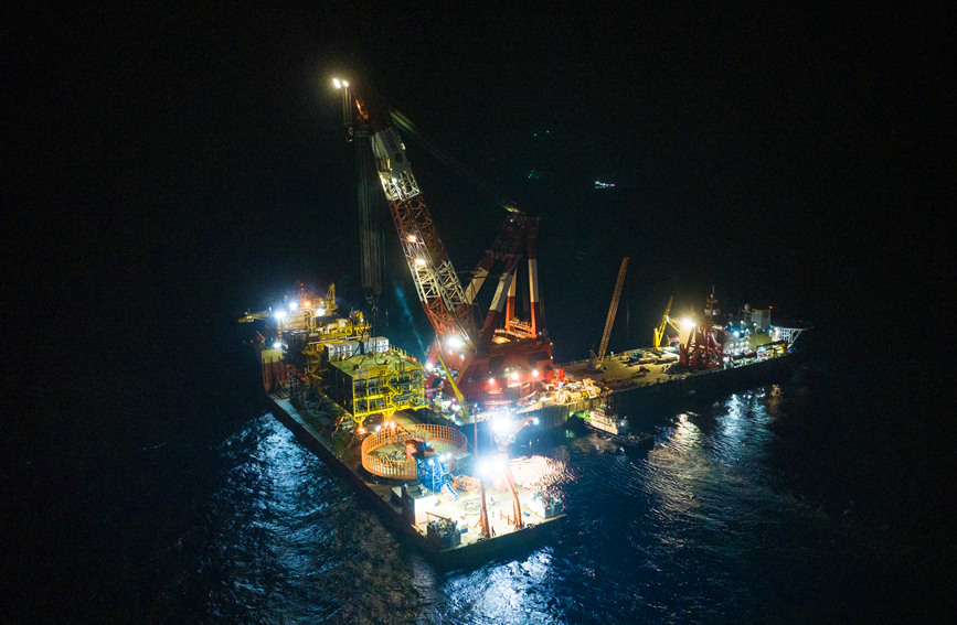“深海一号”二期工程综合处理平台进行海上安装。贾雪东摄