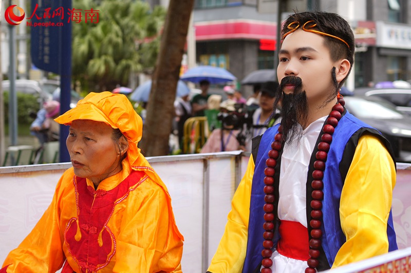 正月十五，在海口琼山区，上演“装马匹”民俗巡游活动。 人民网记者 孟凡盛摄