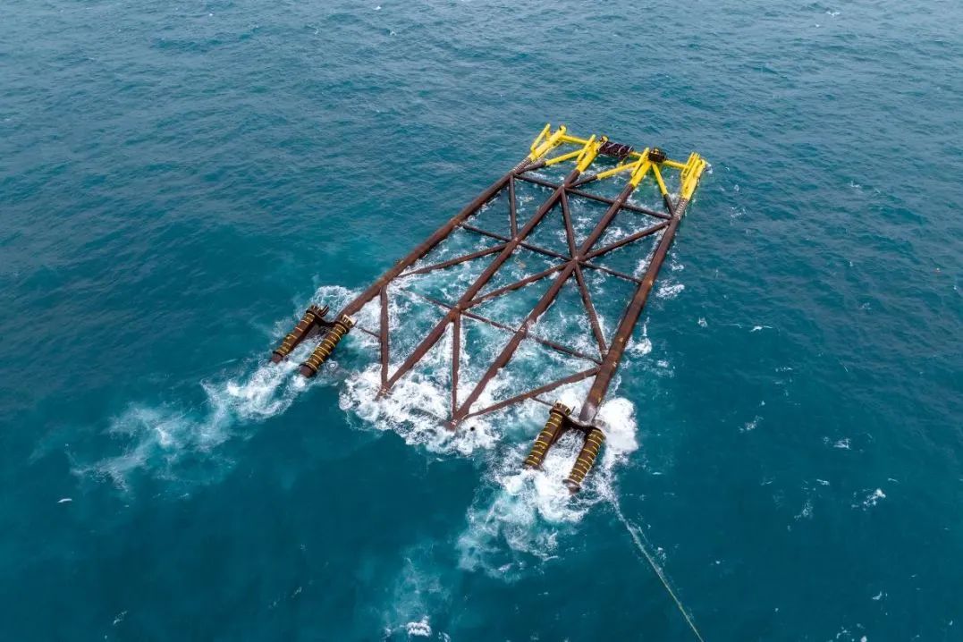 “深海一号”二期项目前期的水面生产设施安装。李浩玮摄