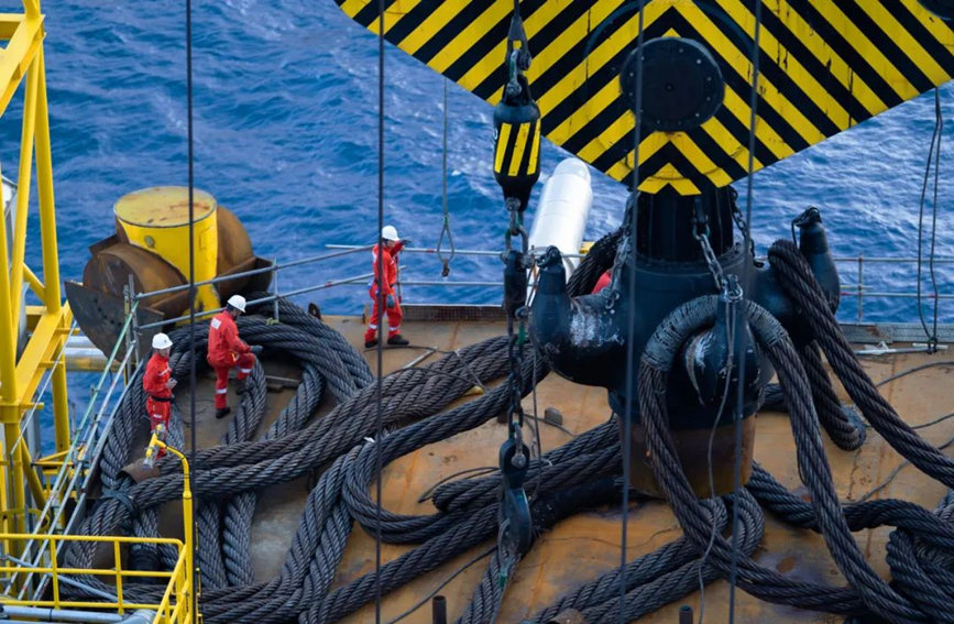 “深海一号”二期工程综合处理平台前期的吊装作业。贾雪东摄