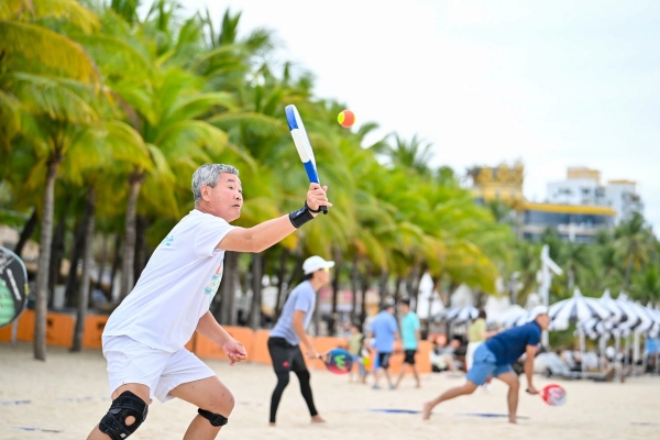 图：2024年“三亚球王”全民健身民间沙滩网球争霸赛比赛现场。三亚市旅文局供图