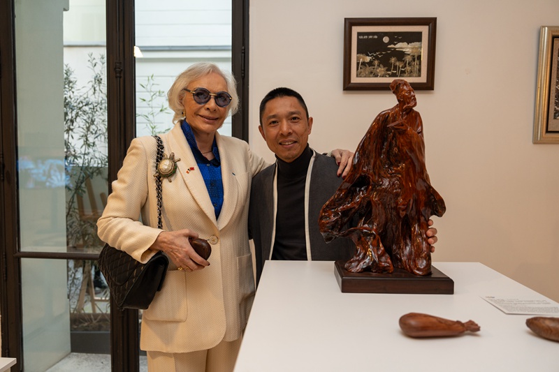 吴孔德与外国专家就木雕作品进行交流。本人供图