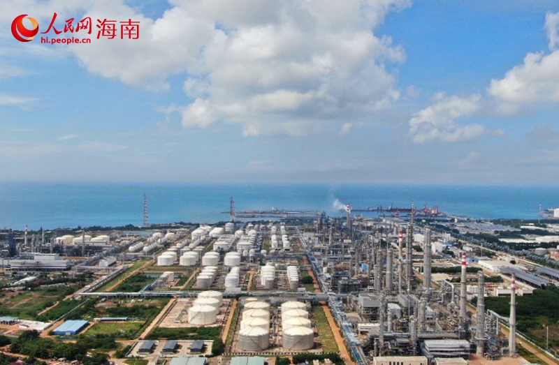 位于洋浦经济开发区的中国石化海南炼油化工有限公司厂区生产繁忙。