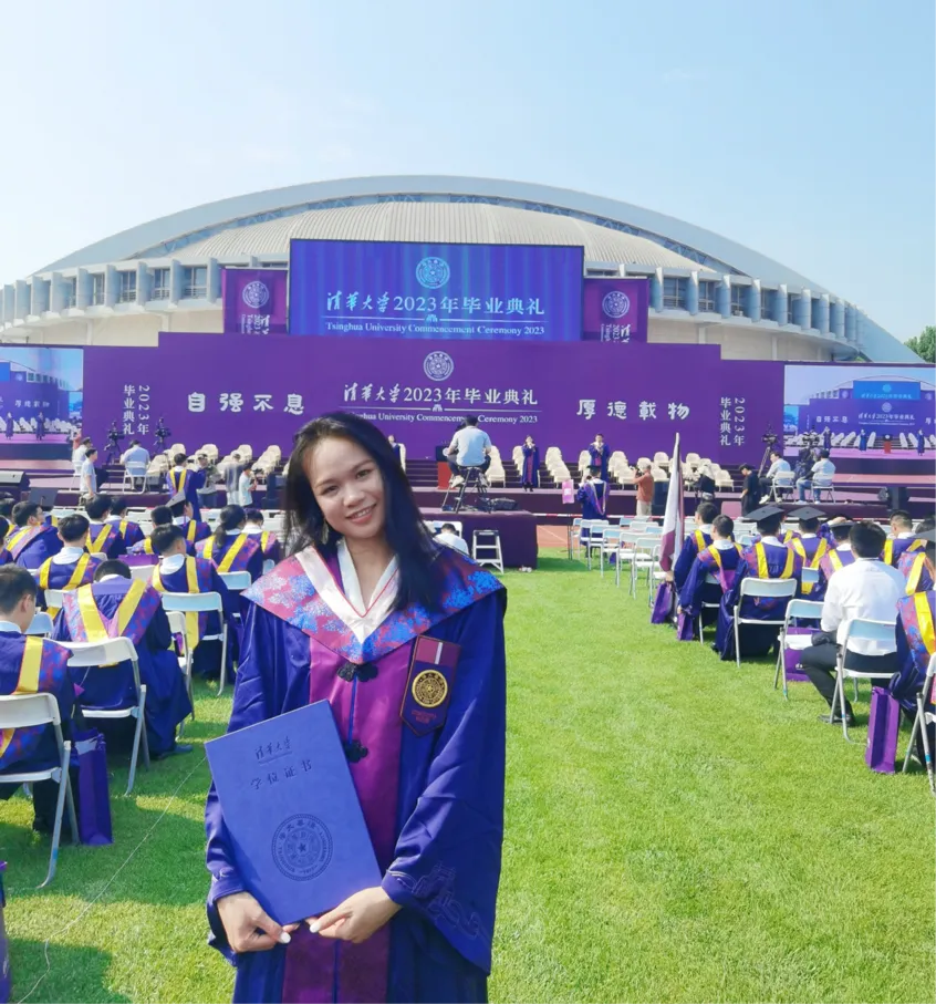 林进霞通过努力，不仅从清华大学毕业，还顺利保送清华大学研究生