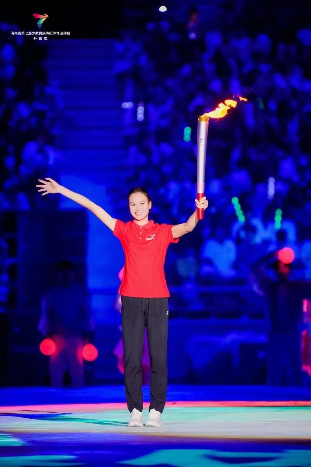 林进霞担任海南省第七届少数民族传统体育运动会火炬手，点亮主火炬
