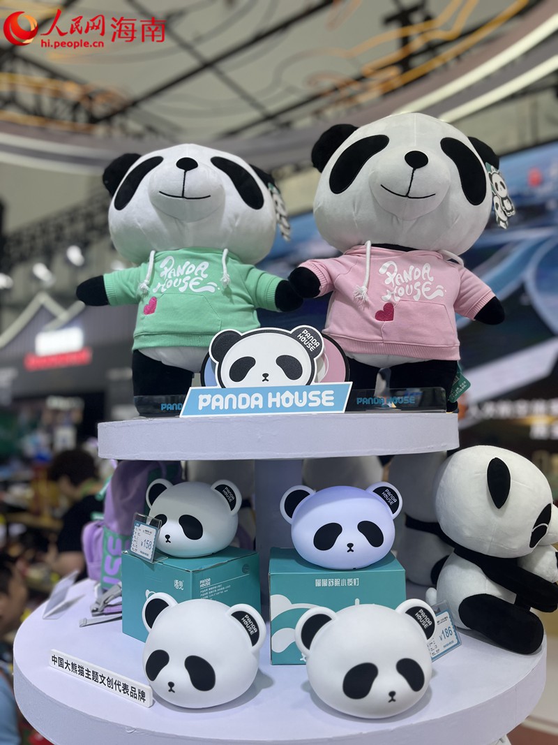 四川馆的熊猫玩偶展品。人民网 符小叶摄