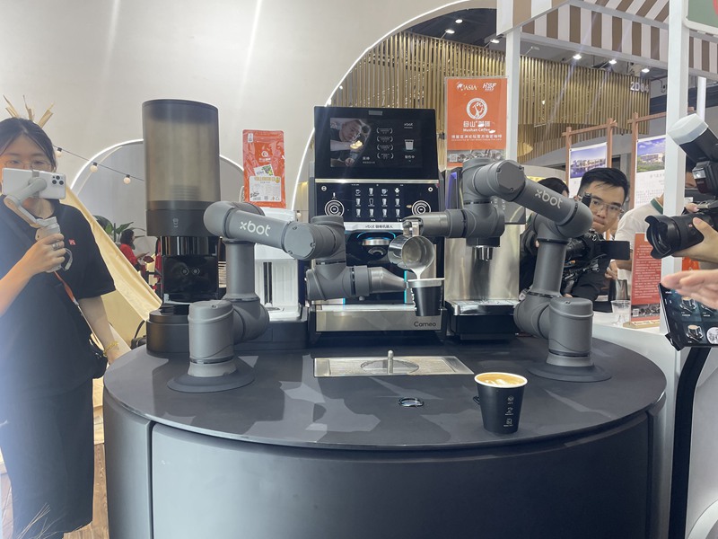 咖啡机器人演示拉花技能。海垦热作集团供图