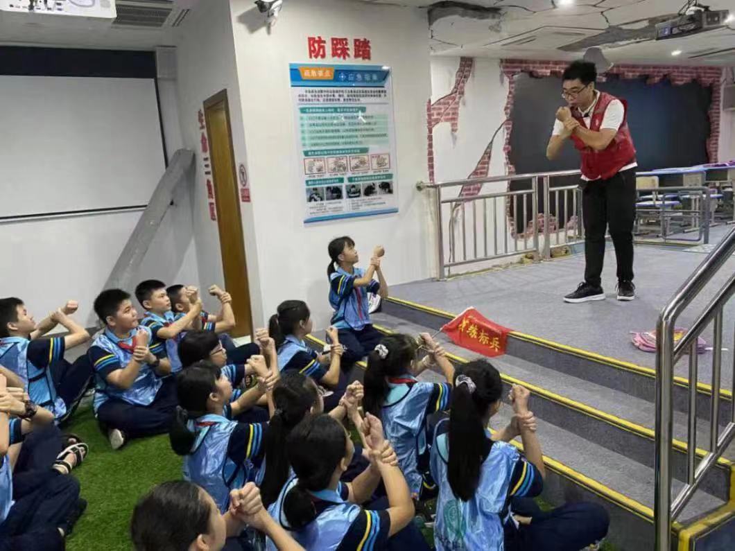 姜兴海老师在教三亚鲁迅中学的学生进行防踩踏演练
