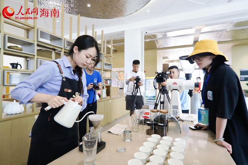 兴隆咖啡·正大产业园李，咖啡师在演示咖啡冲泡。人民网记者 李学山摄