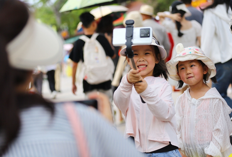 5月3日，家长带着孩子在三亚南山文化旅游区游览。