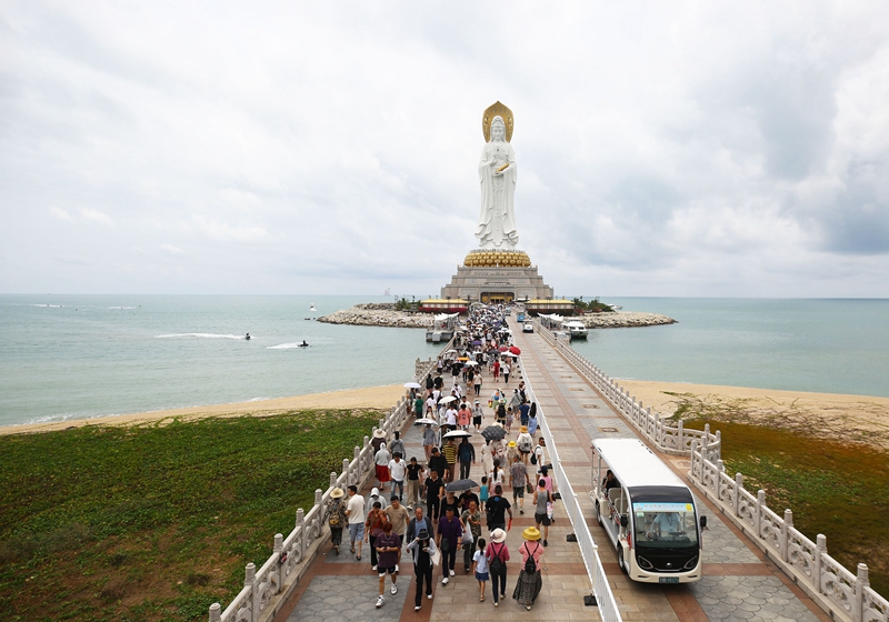 5月3日，三亚南山文化旅游区游人如织。