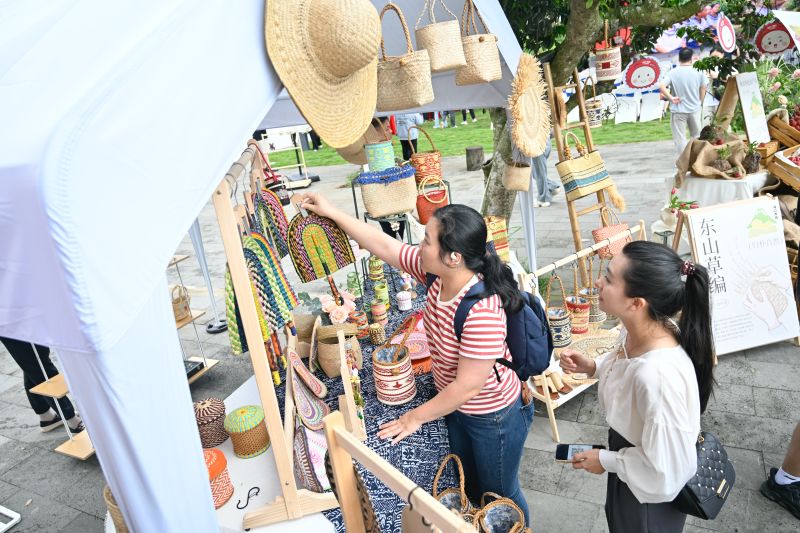 3、活动现场的“秀英好物”市集，展示商品琳琅满目，特别是来自东山镇的“东山草编”系列尤为引人关注。  海口市秀英区委宣传部供图