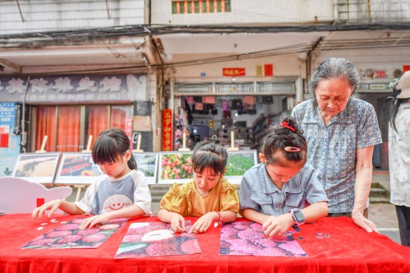 活动现场，荔枝拼图比赛吸引着小朋友们积极挑战。  主办方供图.jpg