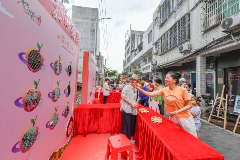 现场互动活动欢乐多，市民游客都积极参与尝试。  主办方供图.jpg