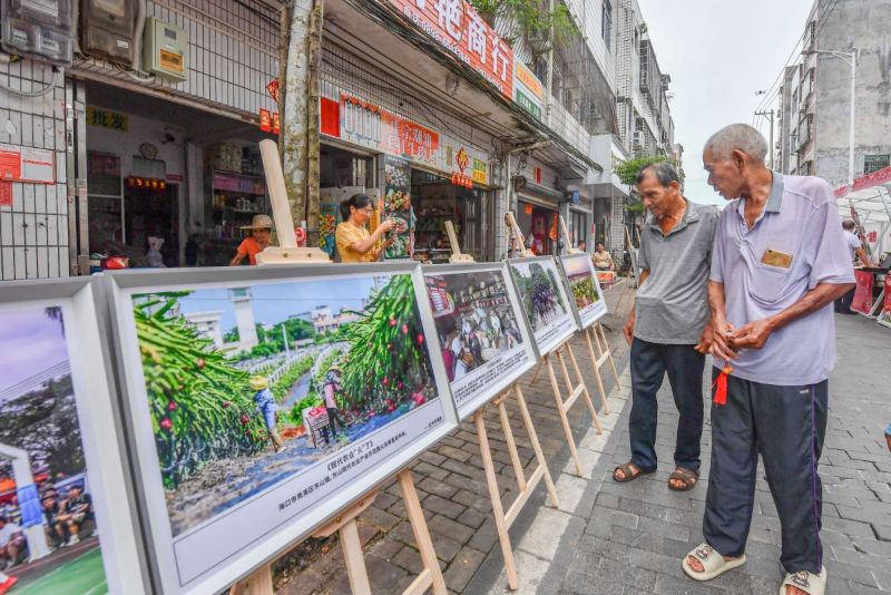 现场设置的主题摄影展览，吸引了无数市民驻足观看。  主办方供图.jpg