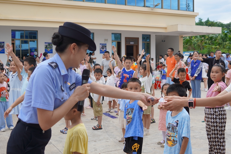 小朋友们和民警互动。白沙公安局供图