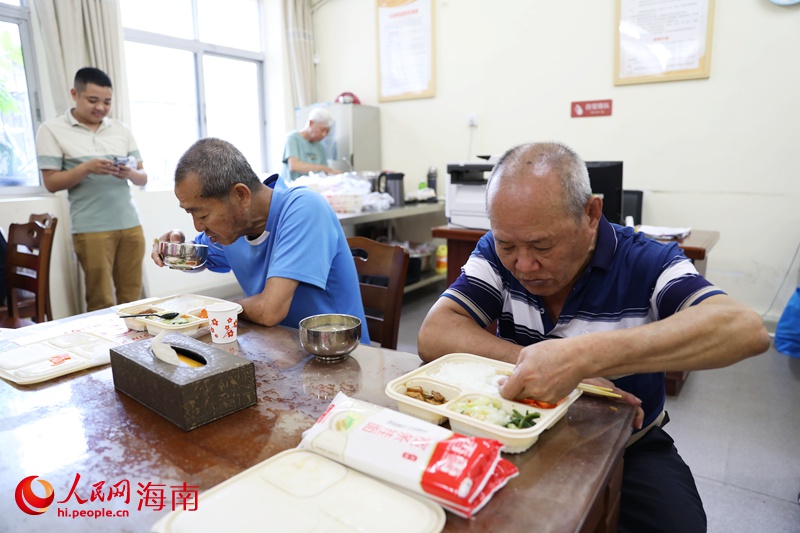 老人正在享用午餐。人民网记者 符武平摄