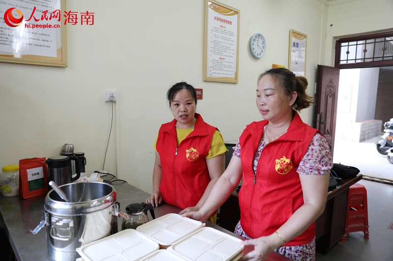 食堂为老人提供打包服务。人民网记者 符武平摄