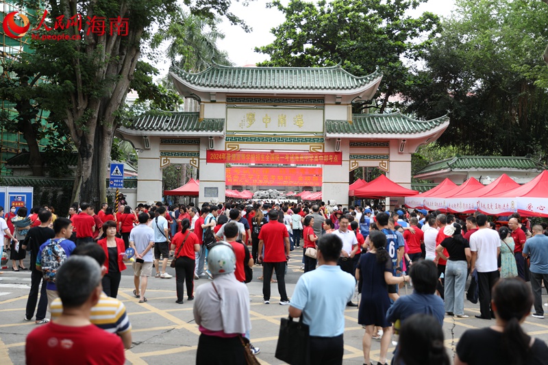 海南中学考点考生陆续进场。人民网记者 符武平摄