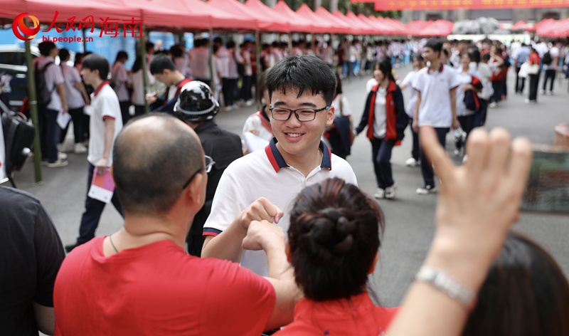 海中考点家长给考生加油鼓劲。人民网记者 符武平摄