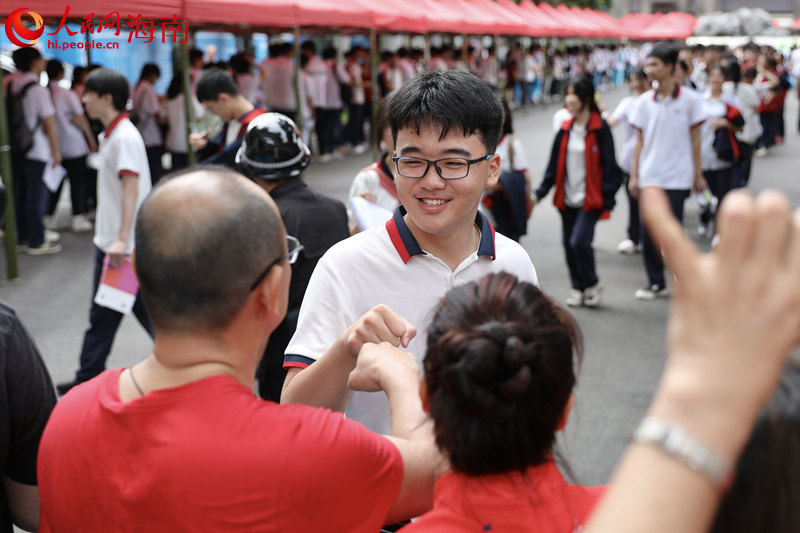 6月7日上午，在海南中学考点，家长为考生加油。 人民网记者 符武平摄