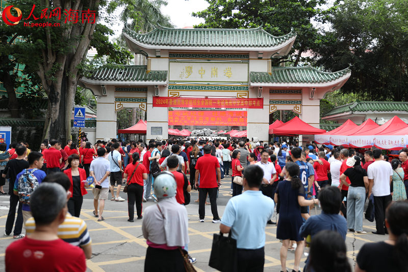 6月7日上午，在海南中学考点，考生进入考场。 人民网记者 符武平摄