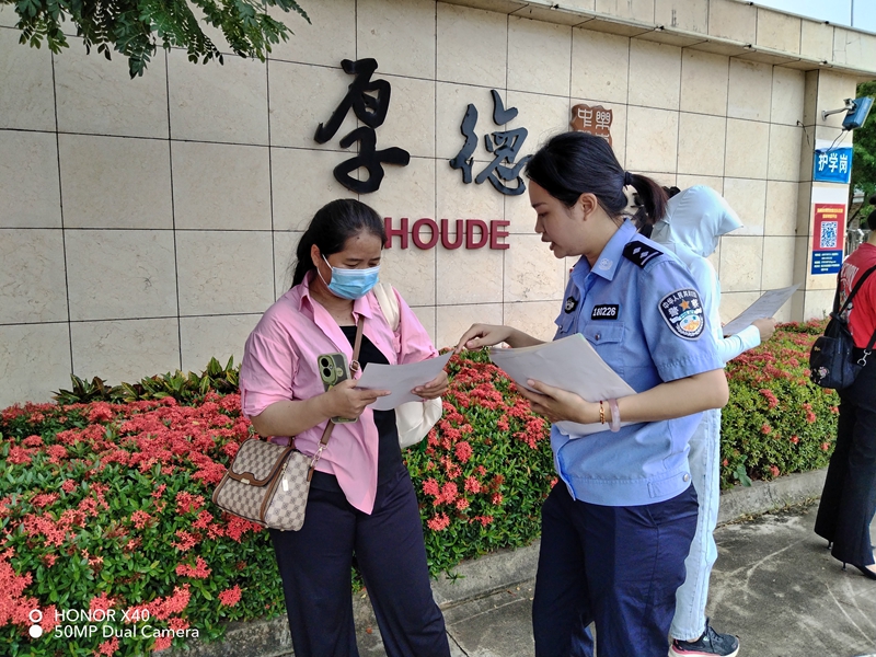民警进行反诈宣传。吴佳仪摄