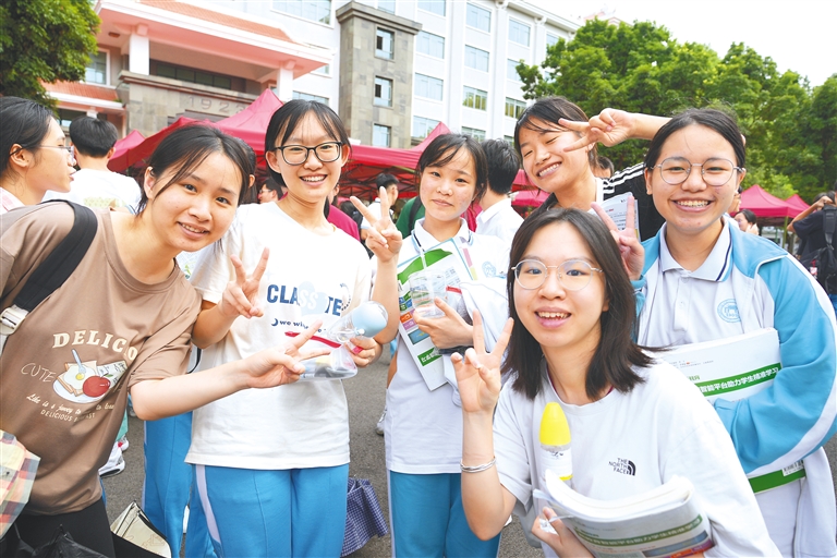 完成所有科目考试的学生在海南中学高中部考点合影留念。本报记者 张茂 摄