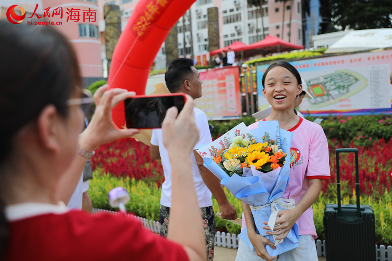 高考结束，考生家长为考生送上鲜花。 人民网记者 孟凡盛摄