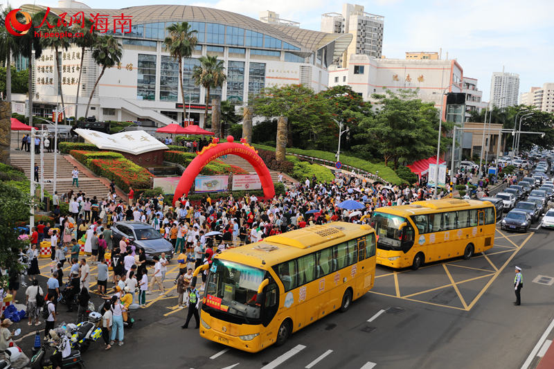 海南省2024年高考顺利结束，考生走出考场。 人民网记者 孟凡盛摄