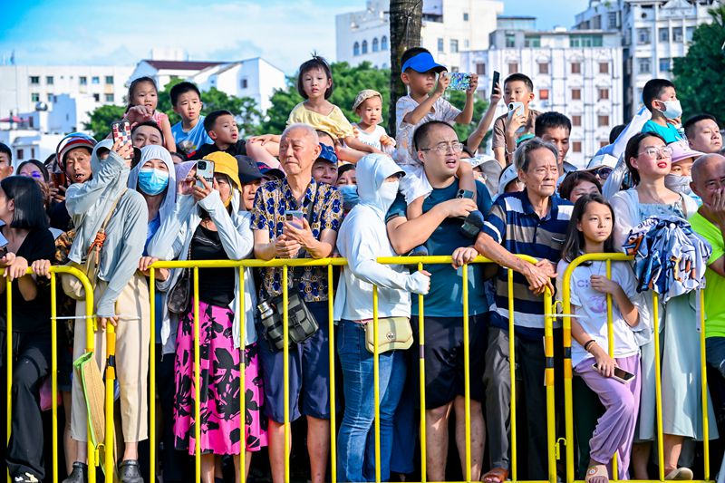 观众在岸上给龙舟队助威。主办方供图