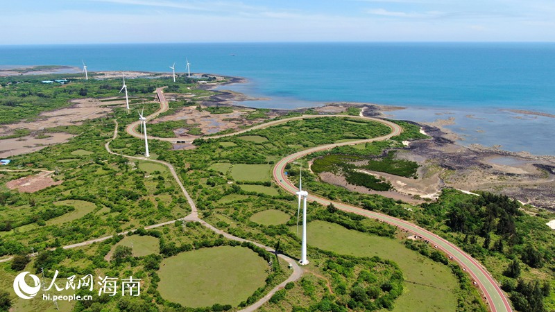 海南环岛旅游公路儋州段宛如一条“卧龙”。人民网记者 符武平摄