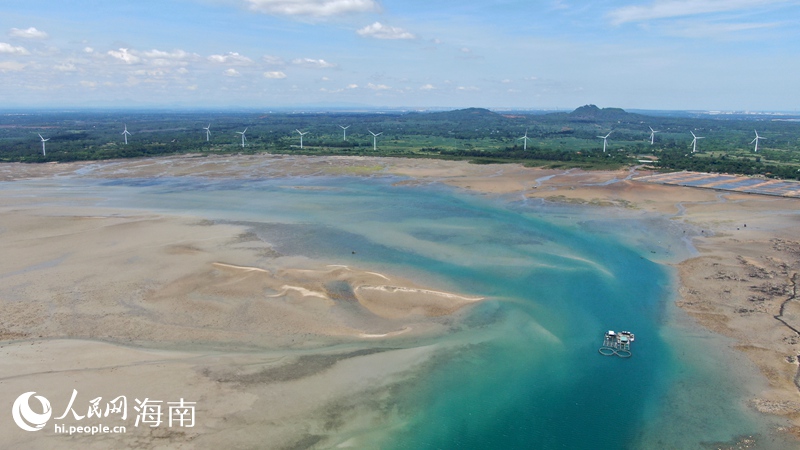 退潮后海岸形成飘逸的蓝色彩带。人民网记者 符武平摄