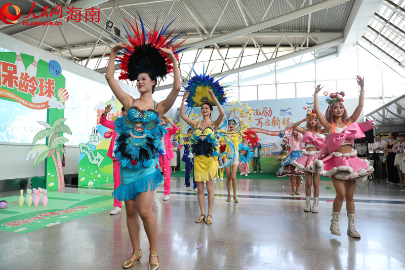 舞蹈《多巴胺快闪》闪亮登场。人民网记者 毛雷摄