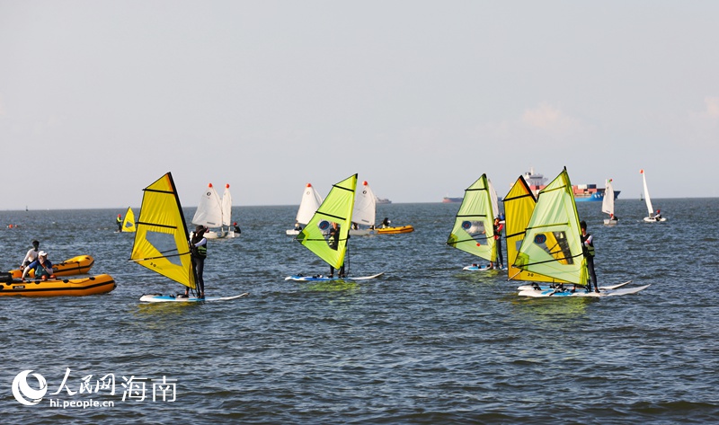 海面上帆影点点，成为蓝天白云下一道独特的风景。人民网记者 符武平摄