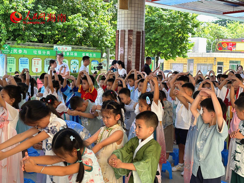 一年级新生体验学习拜师仪式，感受对老师的尊敬，对知识的敬畏。人民网 刘杨摄