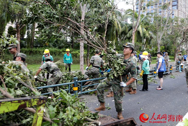 部队官兵在一线抗灾。人民网记者 符武平摄